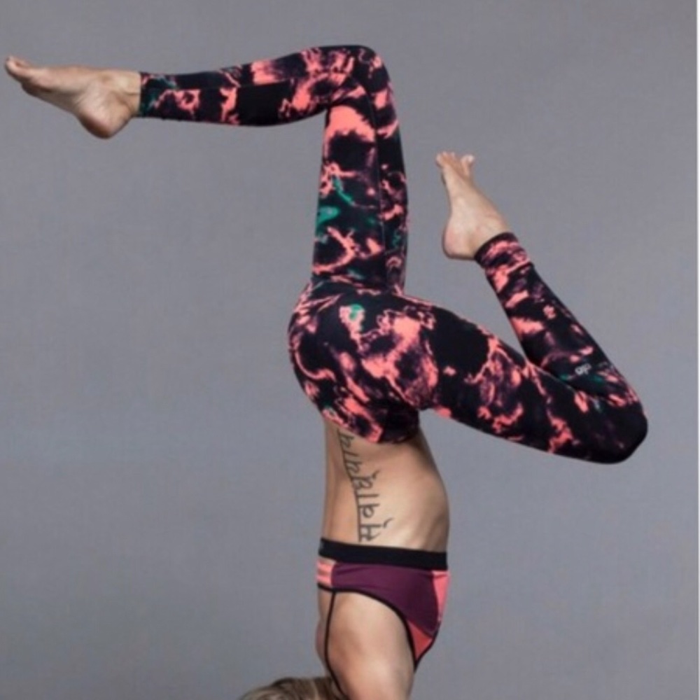 NEW Alo Airbrush Leggings Volcano Lightening Sz. M